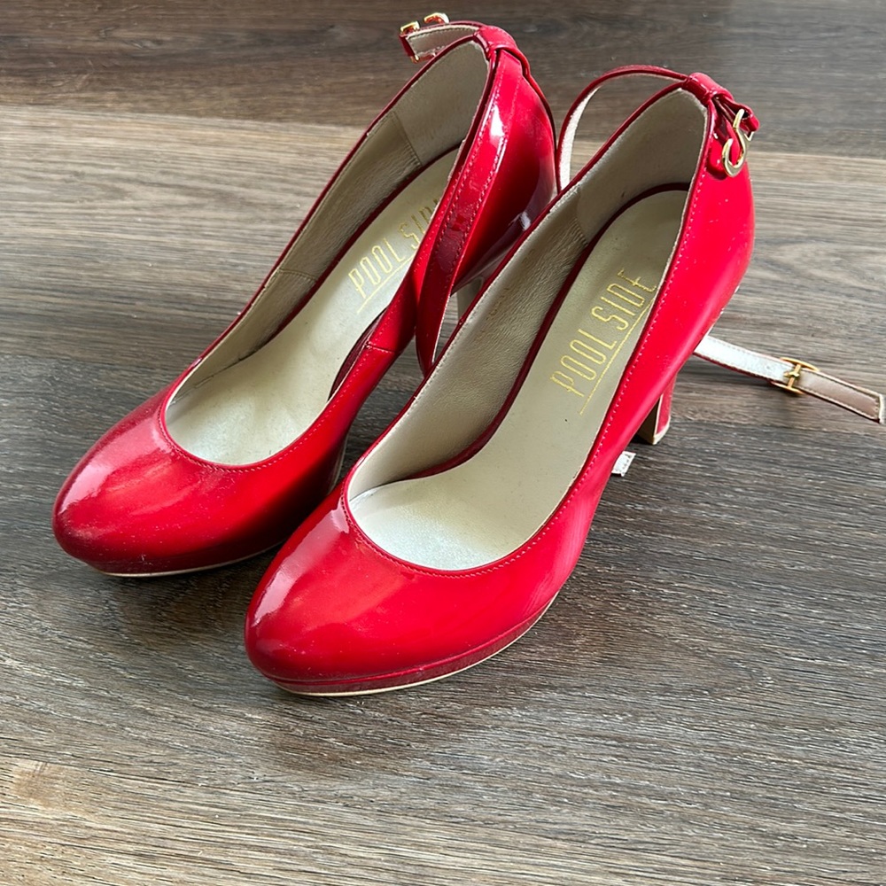 Poolside red high heel.